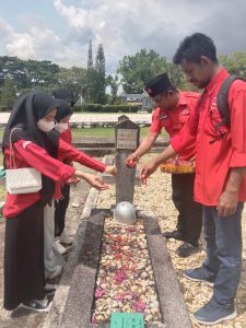 (Pengurus Lembaga AP2 Sultra tabur bunga di makam pahlawan Watubangga, Kota Kendari)