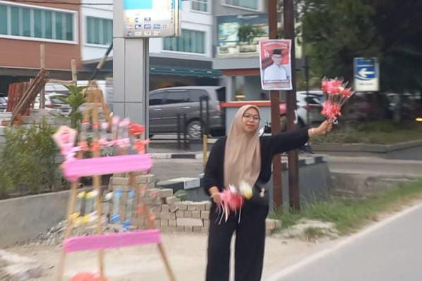 Enggan Buang Kesempatan, Penjual Bunga Jajakan Jualan di Sepanjang Jalan Bypass Jelang Valentine