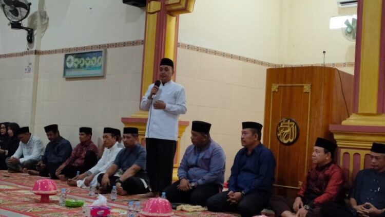 Ketua DPRD Kendari Subhan bersama Warga RW 04 Kelurahan Kadia Peringati Isra Mi’raj 1444 H di Masjid Al-Miraj
