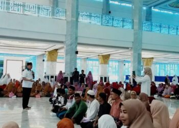 6 Warga Kota Kendari Terima Hadiah Umroh dari Ketua BPW KKSS Sultra