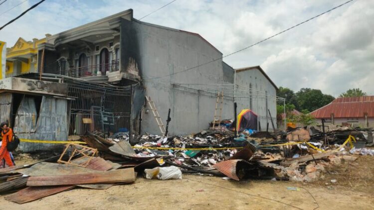 Gudang ATK Milik UD Dilla dan Box Penjual Thaitea di Jalan Sorumba Terbakar