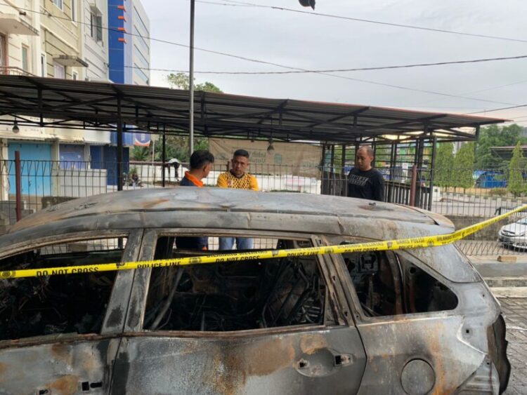 Terdengar Bunyi Ledakan Lalu 1 Unit Mobil Honda Mobilio di Kelurahan Bende Terbakar