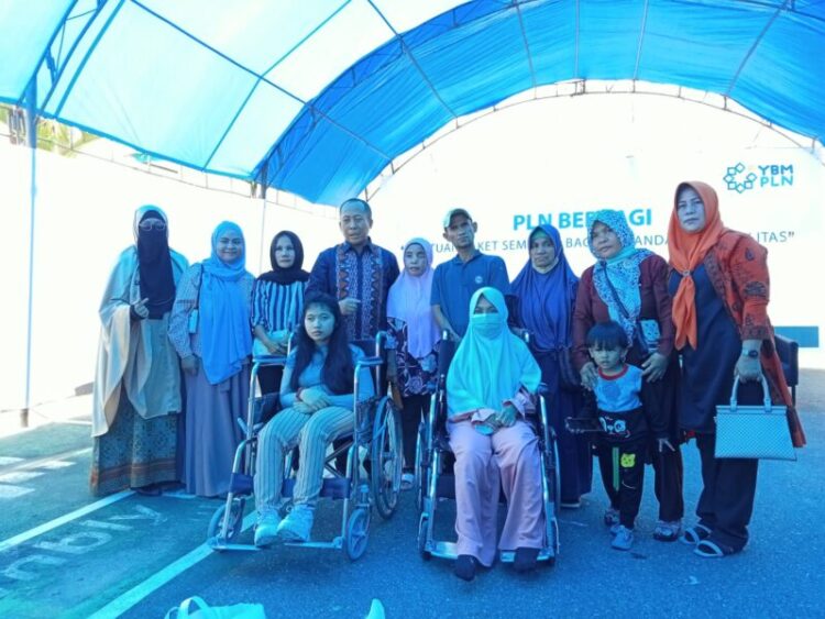 YBM PLN Bersama Pemkot Kendari Serahkan 100 Paket Bantuan ke Penyandang Disabilitas