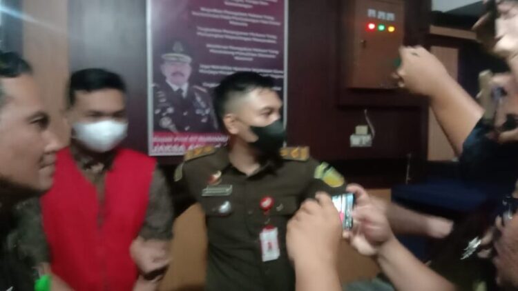 Terjerat Kasus Suap, Sekda Kendari dan 1 Tenaga Ahli Ditetapkan Jadi Tersangka Oleh Kejati Sultra