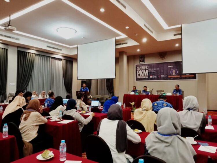 Fakultas Teknik UHO Kendari Latih Mahasiswa Tingkatkan Skil Penyusunan Proposal PKM
