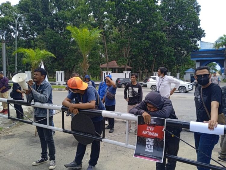 Aksi Damai Puluhan Jurnalis di Kendari Kecam Polres Baubau soal kriminalisasi 2 Jurnalis Tribunnews Sultra