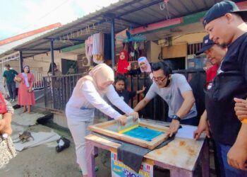 SeKAWAN dan Warga Bende Gelar Sablon Baju Giona Nur Alam