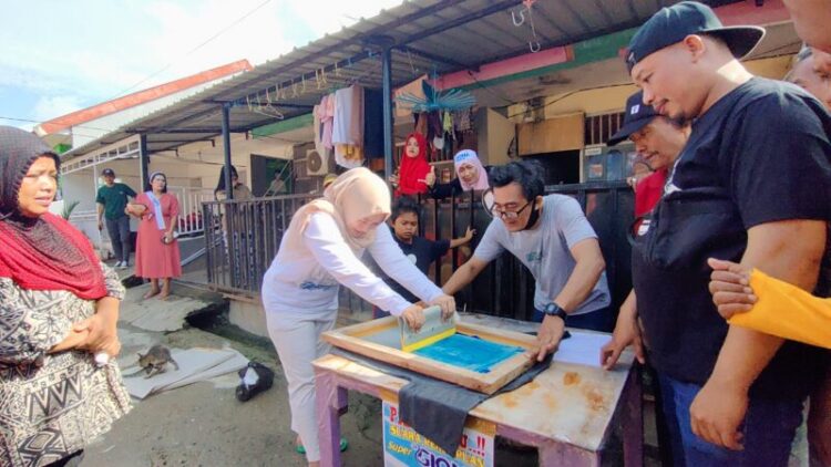 SeKAWAN dan Warga Bende Gelar Sablon Baju Giona Nur Alam