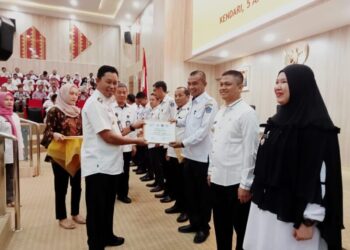 Pemkot Kendari Serahkan SPPT PBB P2 Tahun 2023
