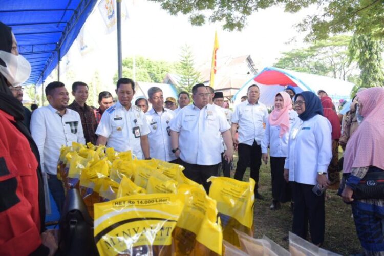 Antusias Warga Ramaikan Pasar Murah Kolaborasi Kadin Sultra bersama Pemkot Kendari di Baruga