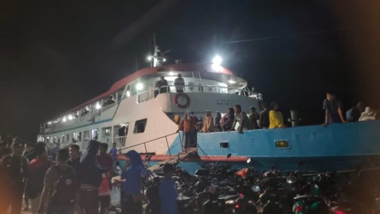 Geliat Awal Mudik Lebaran, Penumpang Kapal Malam Kendari – Raha Tampak Meningkat