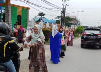 Berbagi Berkah Ramadhan, DWP BPVP Kendari Kembali Bagikan Takjil Sasar Pengguna Jalan