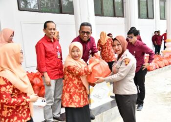 Tebar Kebaikan Selama Ramadhan, DWP UHO Berbagi Takjil di Dua Masjid
