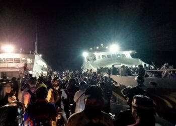 Penumpang Kapal Malam Rute Kendari-Raha Membludak di Malam H-4 Lebaran