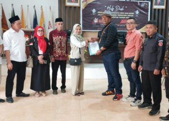 Bertepatan Hari Buruh, Almaghfirah Sapri Balon DPD RI Dapil Sultra yang Pertama Mendaftar ke KPU