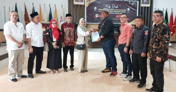 Bertepatan Hari Buruh, Almaghfirah Sapri Balon DPD RI Dapil Sultra yang Pertama Mendaftar ke KPU