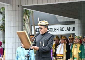Jadi Inspektur Upacara, Rektor UHO Kendari Kenakan Pakaian Adat saat Peringatan Hari Pendidikan Nasional