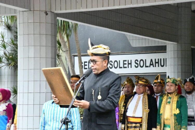 Jadi Inspektur Upacara, Rektor UHO Kendari Kenakan Pakaian Adat saat Peringatan Hari Pendidikan Nasional