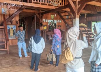 Mengenal Sejarah Muna, Istri Kepala Pengadilan Tinggi Sultra ke Museum Bharugano Wuna