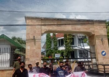 Mahasiswa Gelar Aksi Minta Kejari Baubau Usut Tuntas Soal Amblasnya Jalan Lingkar Poros Waborobo – Kaisabu