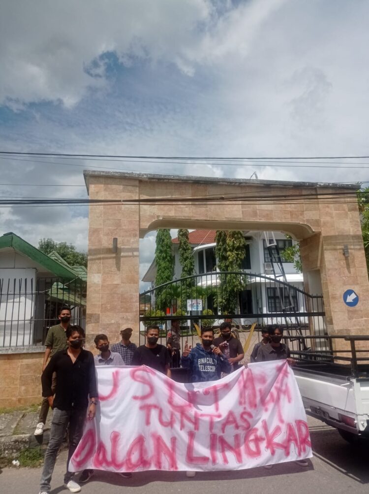 Mahasiswa Gelar Aksi Minta Kejari Baubau Usut Tuntas Soal Amblasnya Jalan Lingkar Poros Waborobo – Kaisabu