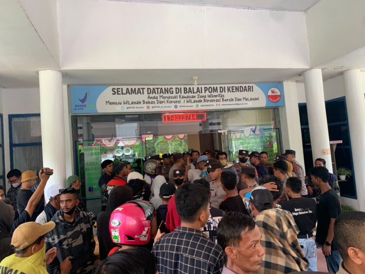 Diduga Sita Barang Kosmetik Tanpa Izin Pengadilan, Ratusan Masyarakat Seruduk Kantor BPOM Kendari