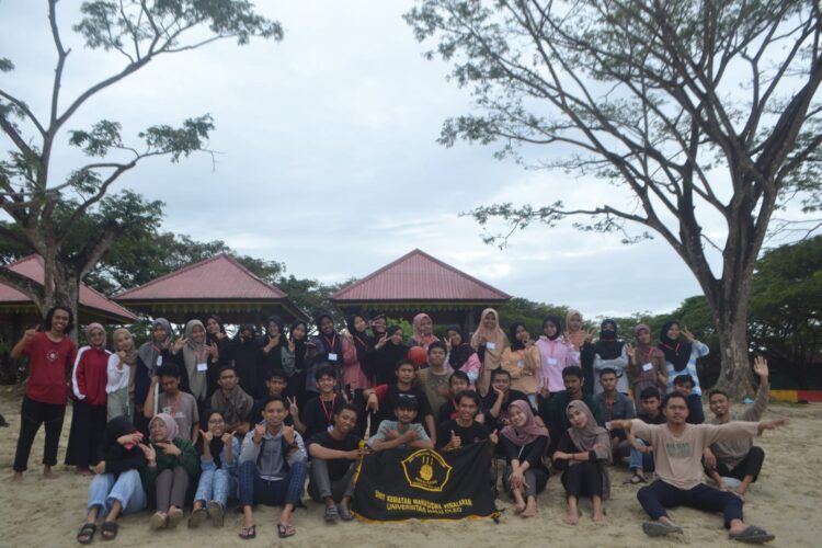 Eratkan Kebersamaan, UKM-Pena UHO Gelar Gathering di Pantai Nambo