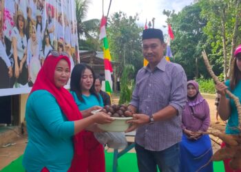 Diberi Buah Salak dan Ubi Kayu Dari Warga Saat Hadiri Deklarasi Relawan Lalodati, Sahabuddin Teteskan Air Mata