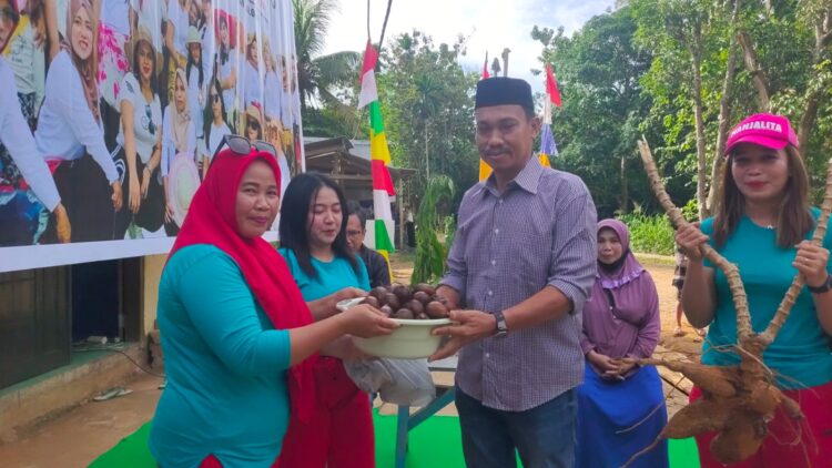 Diberi Buah Salak dan Ubi Kayu Dari Warga Saat Hadiri Deklarasi Relawan Lalodati, Sahabuddin Teteskan Air Mata