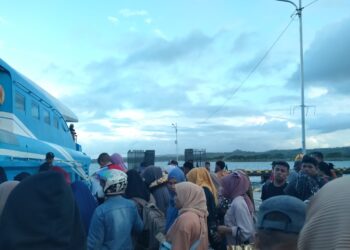 PT Pelayaran Dharma Indah Memberangkatkan Penumpang Tidak Sesuai Jadwal Waktu Dalam Tiket Penumpang