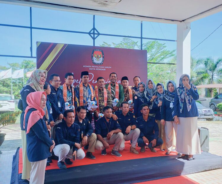 Disambut Apel Penerimaan, Ketua dan Anggota Komisioner KPU Kota Kendari Periode 2023-2028 Resmi Bekerja