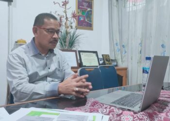 Ketgam: Kadis Perikanan dan Kelautan Sultra, saat mengikuti zoom meeting Diskusi Publik Momentum HUT Kabupaten Muna ke 64. FOTO: Irdwan Jeko.