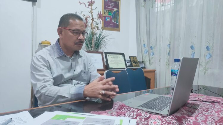 Ketgam: Kadis Perikanan dan Kelautan Sultra, saat mengikuti zoom meeting Diskusi Publik Momentum HUT Kabupaten Muna ke 64. FOTO: Irdwan Jeko.