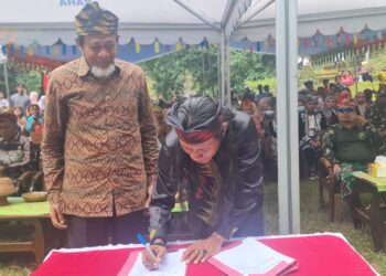 Universitas Karya Persada Muna Jalin MoU dengan Pemerintah Desa Liangkobori di Acara Festival layang-layang tertua di Dunia