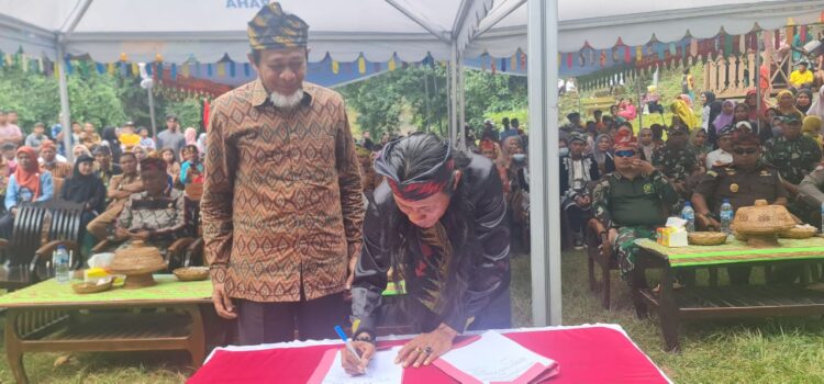 Universitas Karya Persada Muna Jalin MoU dengan Pemerintah Desa Liangkobori di Acara Festival layang-layang tertua di Dunia