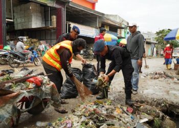 Prihatin Kebersihan Lingkungan, Brimob Polda Sultra Gandeng Masyarakat Bersihkan Sejumlah Tempat di Baruga