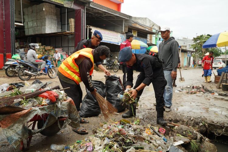 Prihatin Kebersihan Lingkungan, Brimob Polda Sultra Gandeng Masyarakat Bersihkan Sejumlah Tempat di Baruga