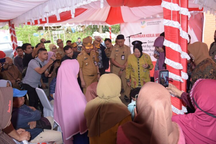 Tak Hanya Beri Bantuan Rumah, Mensos Tri Rismaharini Edukasi Tata Cara Kelola Sampah Warga TPA Puuwatu Kendari