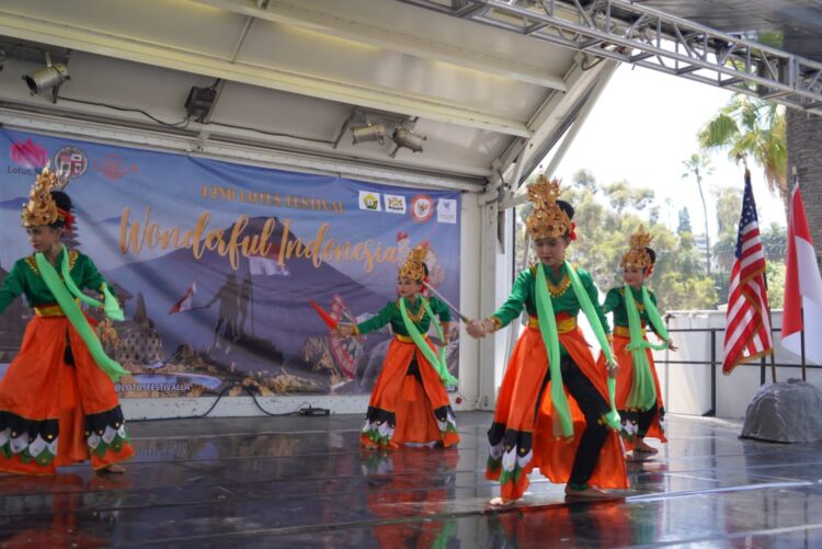Tampil dalam Lotus Festival di Los Angeles AS, Pelajar SMPN 1 Kendari Memukau Penonton dari Berbagai Negara