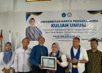 Anggota Komisi X DPR RI Hj. Tina Nur Alam Berikan Kuliah Umum dan Beasiswa Untuk Universitas Karya Persada Muna