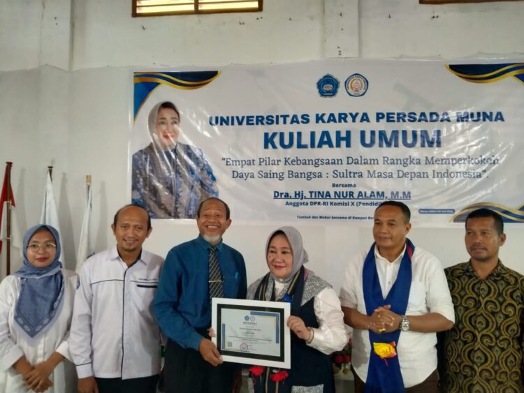 Anggota Komisi X DPR RI Hj. Tina Nur Alam Berikan Kuliah Umum dan Beasiswa Untuk Universitas Karya Persada Muna