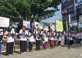 Relawan Alitopan Bergerak Menangkan Ganjar Pranowo dengan Tebar Ratusan Poster Hingga Stiker ke Warga Kendari