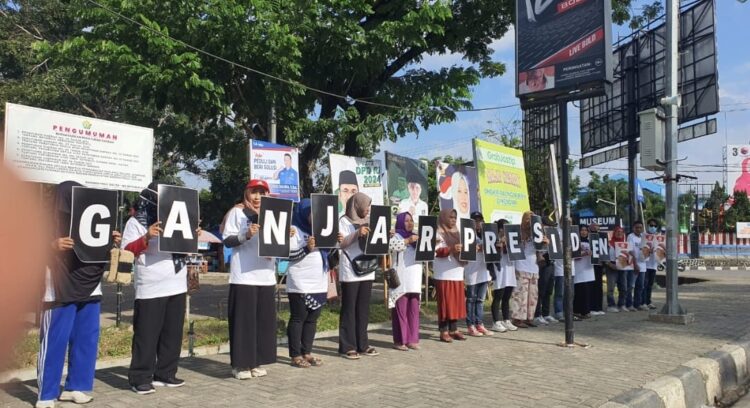 Relawan Alitopan Bergerak Menangkan Ganjar Pranowo dengan Tebar Ratusan Poster Hingga Stiker ke Warga Kendari