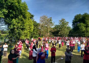 Civitas Akademika Universitas Karya Persada Muna Bersama Mahasiswa Baru Melakukan Senam Jantung Sehat