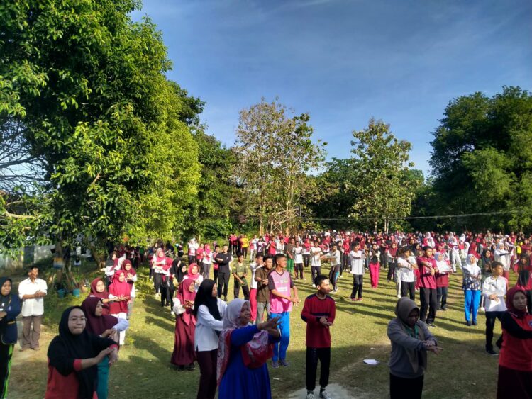 Civitas Akademika Universitas Karya Persada Muna Bersama Mahasiswa Baru Melakukan Senam Jantung Sehat