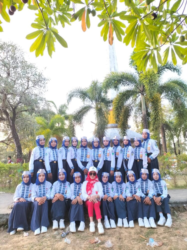 SMPN 1 Loghia Ikuti Gerak Jalan Indah Meriahkan HUT RI Ke-78