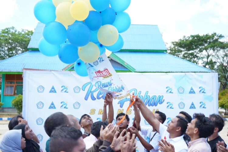 Kemeriahan Reuni Akbar SMAN 1 Kusambi, La Ode Darwin Diamanatkan Sebagai Ketua IKA