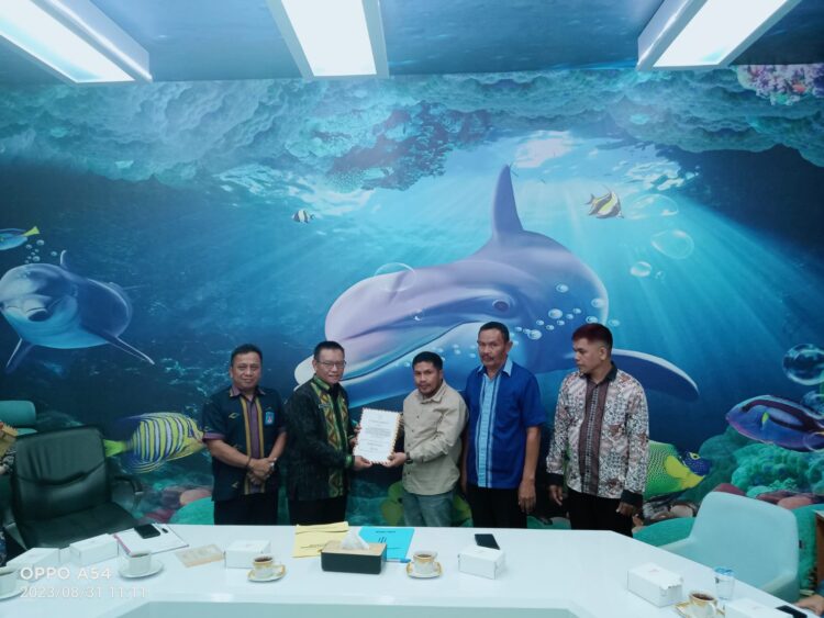 Ketua DPRD Muna Serahkan Hasil Evaluasi Raperda Tentang Pertanggungjawaban Pelaksanaan APBD Kabupaten Muna TA 2022 ke Pemprov Sultra