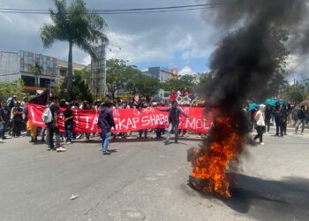 Unras di Kejati Sultra, Ratusan Massa Minta Memeriksa Syahbandar Molawe Atas Keterlibatan dalam Kasus Dugaan Korupsi WIUP PT Antam Tbk Konut