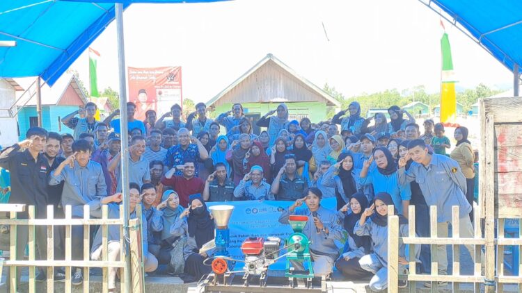 Bersama Masyarakat Desa Tanjung Bunga, Tim PPK Ormawa UKM Penalaran UHO Kembangkan Pakan Ikan dan Kerupuk dari Cangkang Kepiting Rajungan